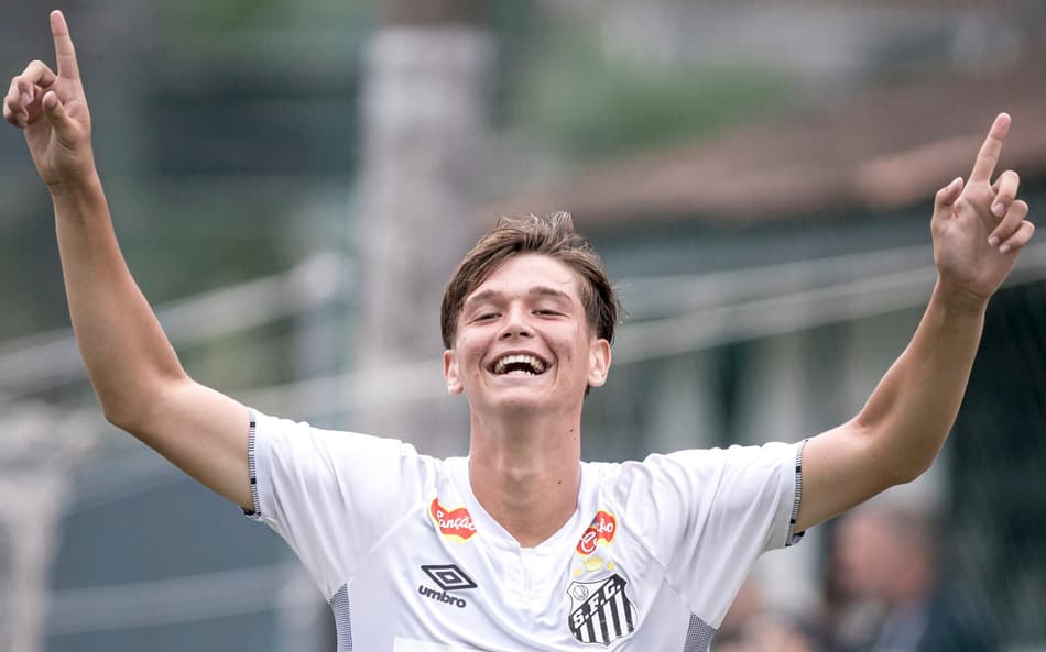 Vinicius Lira é um dos destaques das categorias de base do Santos e treina com o elenco profissional do Peixe. (Foto: Divulgação/ Instagram)