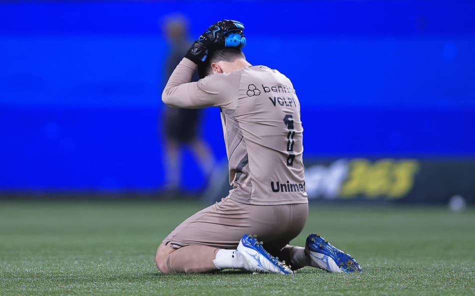 Tiago Volpi lamenta durante a derrota do Grêmio para o Palmeiras. (Foto: Marcello Zambrana/AGIF)