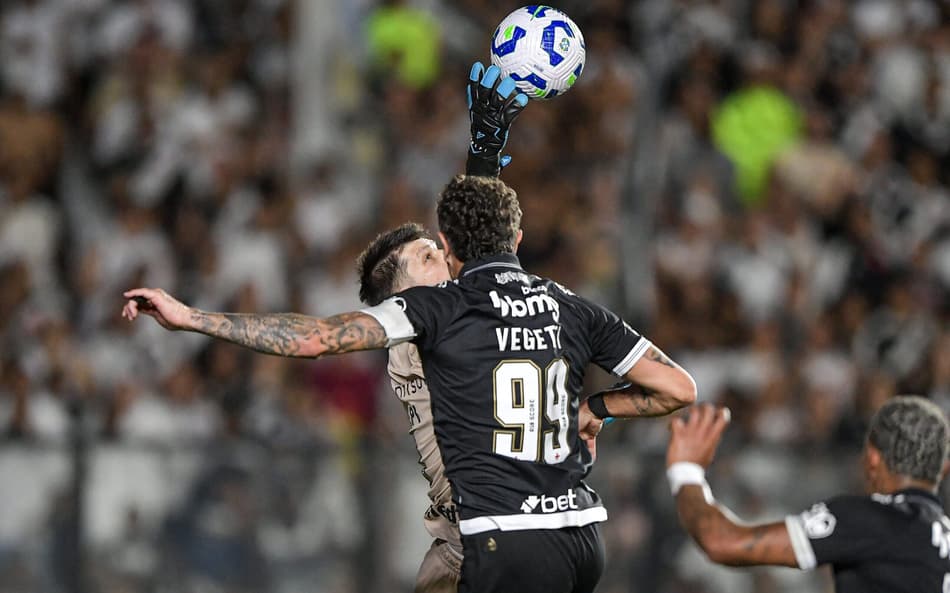 Tiago Volpi em lance com Vegetti no empate do Grêmio com o Vasco. (Foto: Thiago Ribeiro/AGIF)