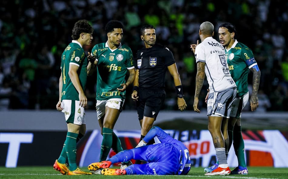 Weverton-recebe-atendimento-apos-lesao-no-dedo-em-Palmeiras-2x1-Atletico-MG