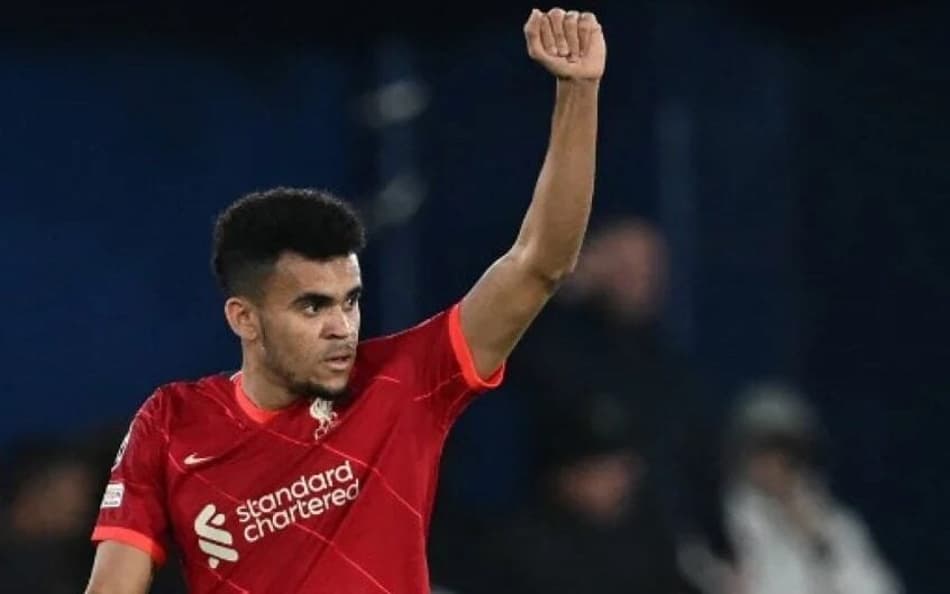 Luis Díaz atuando com a camisa do Liverpool (Foto: Paul ELLIS / AFP)
