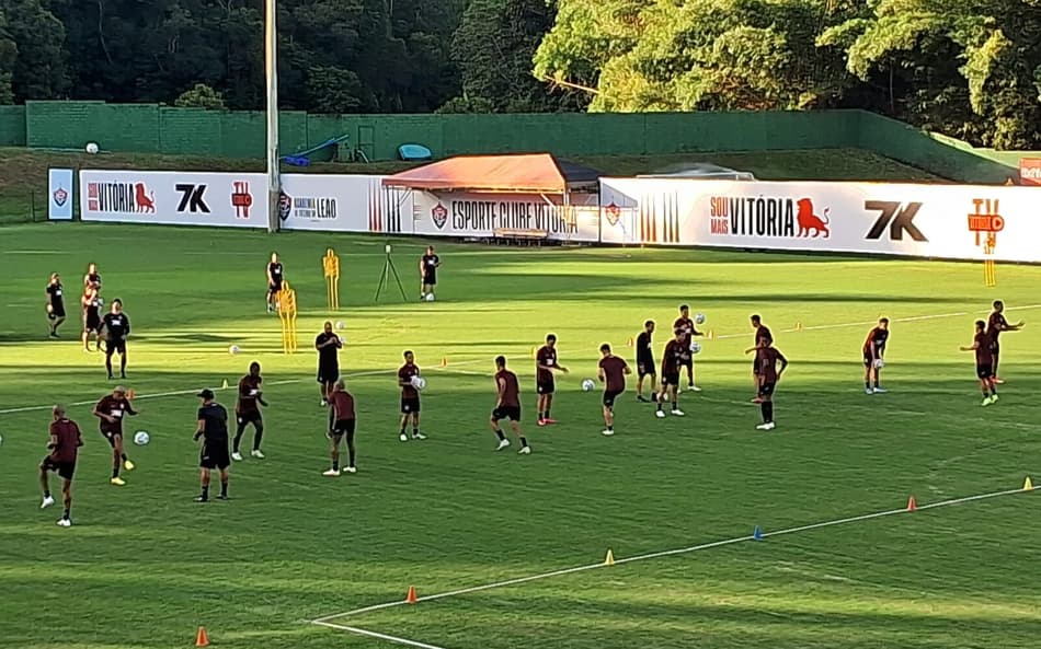 Jogadores fazem atividade em dupla no treino do Vitória (Foto: Rafael do Carmo / Lance!)