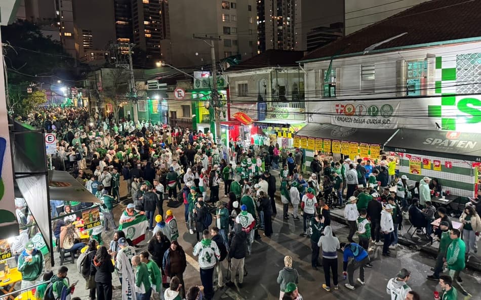 Reunião de palmeirenses para acompanhar Palmeiras x Chelsea pelo Mundial. (Foto: Isabella Zuppo/Lance!)