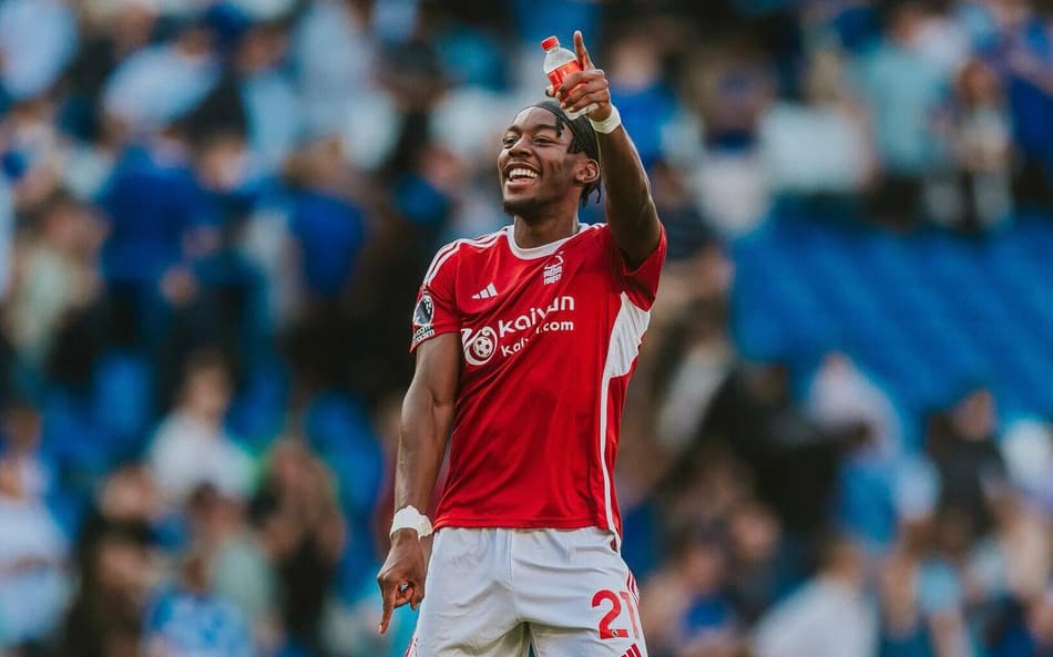 Novo jogador do Newcastle, Elanga em Forest x Chelsea (Foto: Reprodução/Nottingham Forest)