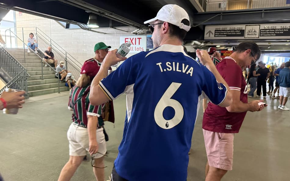 Torcedor do Chelsea na partida com o Fluminense com uma camisa de Thiago Silva