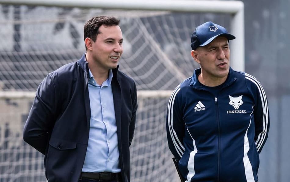 Pedro Junio e Leo Jardim em treino do Cruzeiro. (Foto: Reprodução/X)