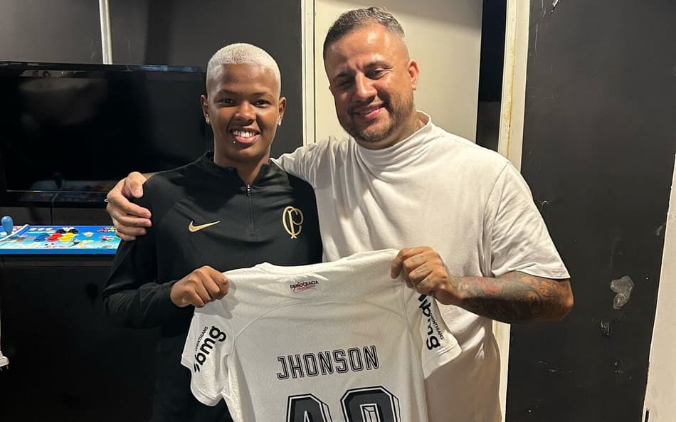 Jhonson, do Corinthians, ao lado do barbeiro Renan Ferreira. (Foto: Acervo pessoal)
