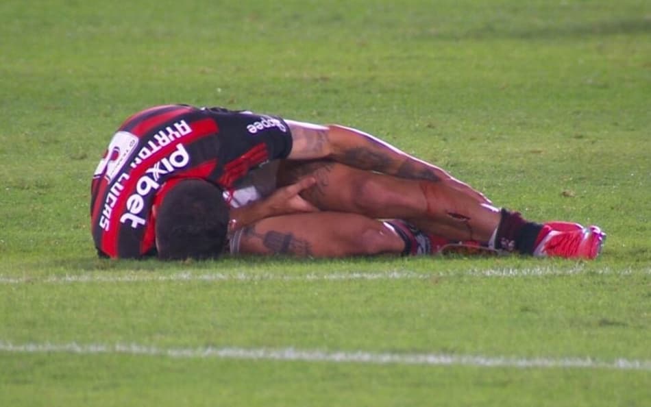 Ayrton Lucas lesionado em Flamengo x São Paulo (Foto: Reprodução Sportv)