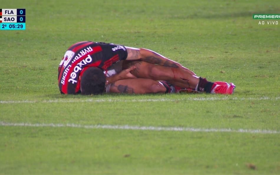 Ayrton Lucas lesionado em Flamengo x São Paulo (Foto: Reprodução Sportv)