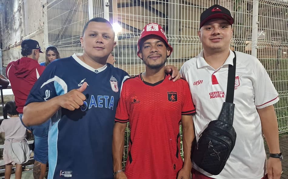Héctor e seus amigos antes de entrarem na Arena Fonte Nova (Foto: Rafael do Carmo / Lance!)