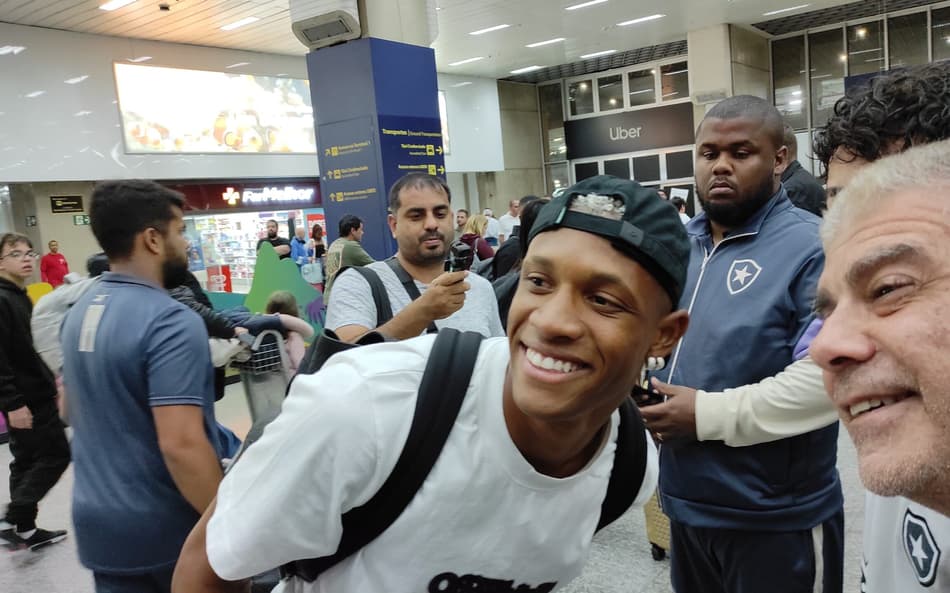 Danilo chega ao aeroporto para assinar com o Botafogo