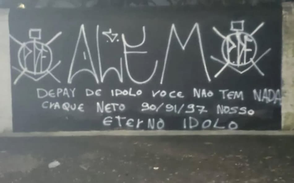 Muro do Parque São Jorge, sede do Corinthians, foi pichado por torcedores e Memphis Depay foi alvo de críticas