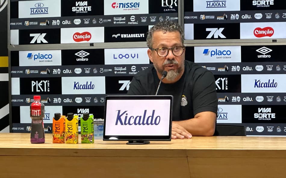 Cléber Xavier sofre a segunda derrota seguida com o Santos. (Foto: Juliana Yamaoka/ Lance!)