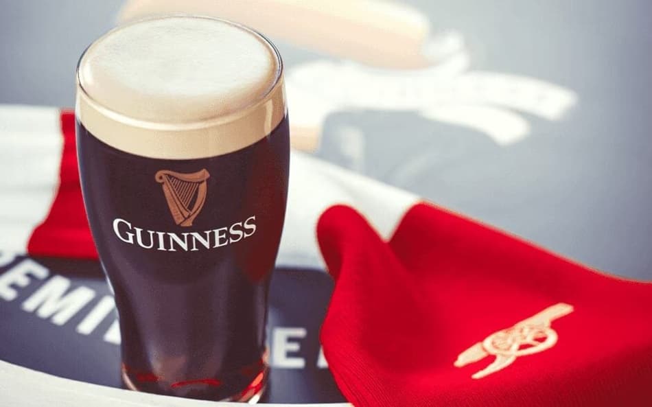 Mais de 300 torcedores brindam parceria entre Arsenal e Guinness em Singapura (Foto: Divulgação)