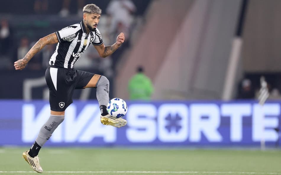 Alexander Barboza, zagueiro do Botafogo, em ação