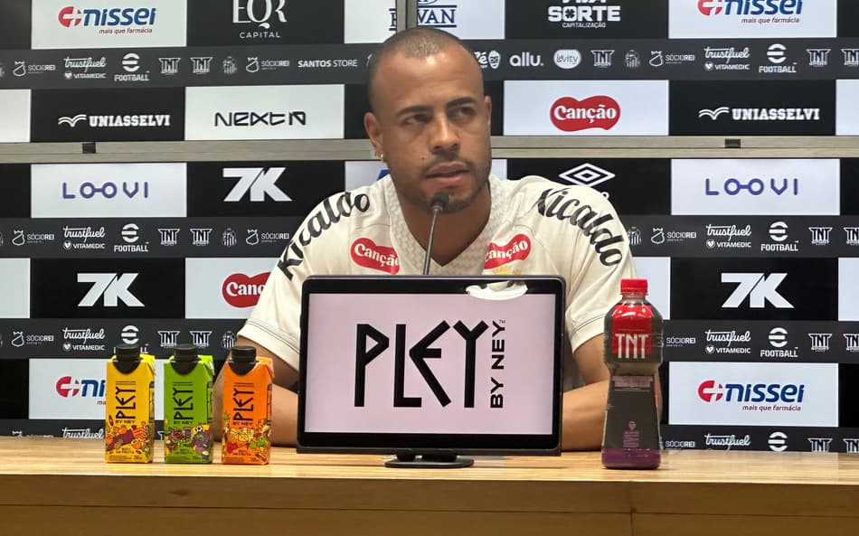Mayke será o novo camisa 2 do Santos. Lateral foi apresentado nesta quinta-feira (31), na Vila Belmiro. (Foto: Juliana Yamaoka/ Lance!)