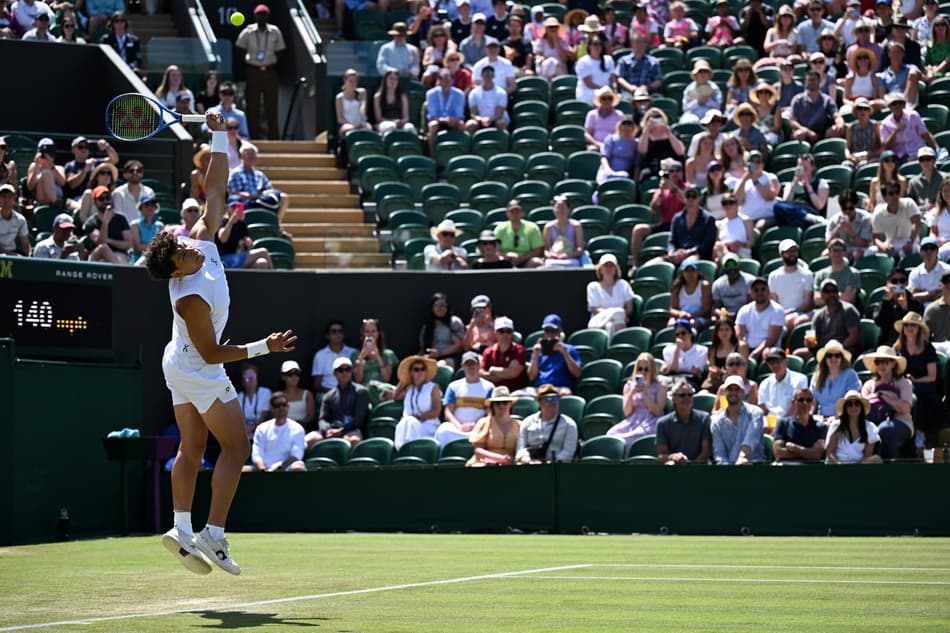Ben Shelton, dos Estados Unidos, vence o australiano Rinky Hijikata em Wimbledon (foto: Kirill KUDRYAVTSEV / AFP)