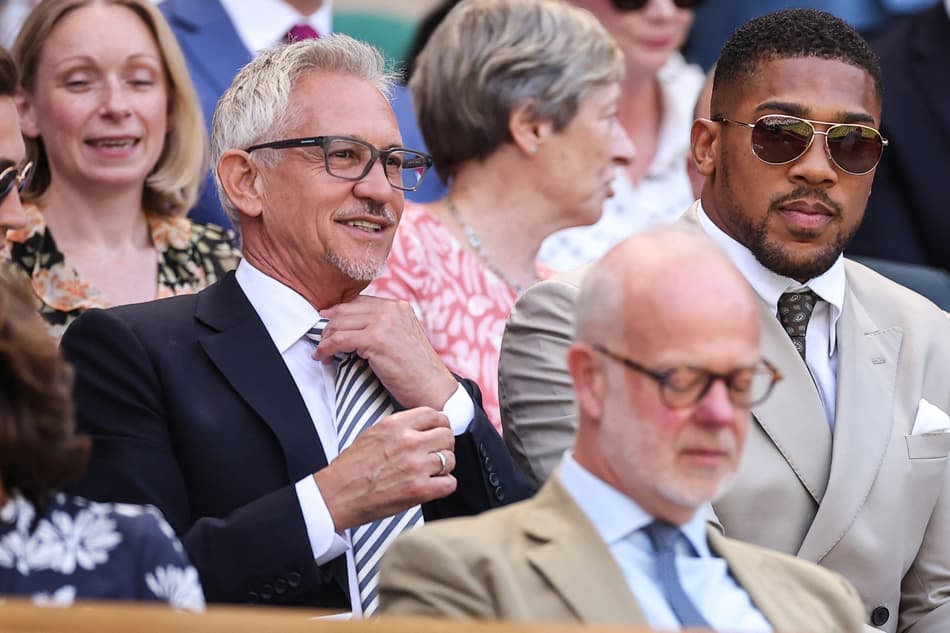 O ex-jogador e comentarista de futebol Gary Lineker ao lado do boxeador Anthony Joshua em Wimbledon (foto: HENRY NICHOLLS / AFP)