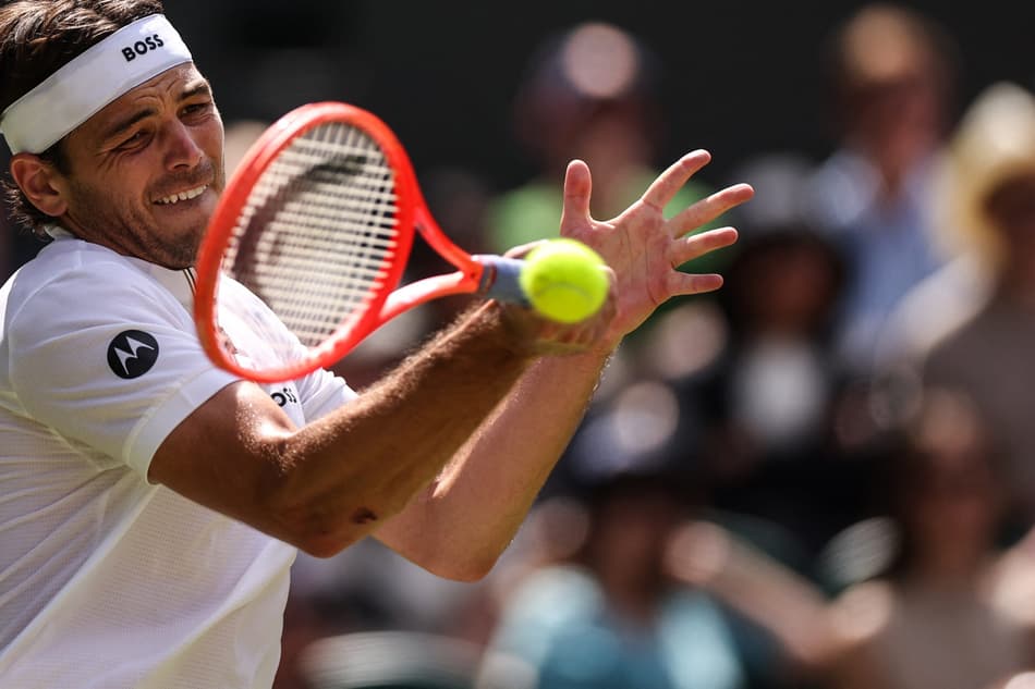 O estadunidense Taylor Fritz dá um forehand contra o esoanhol Alejandro Davidovich Fokina em Wimbledon (foto: HENRY NICHOLLS / AFP)