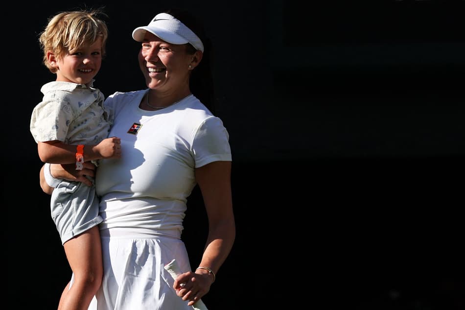 Amanda Anisimova comemora a vitória com seu sobrinho Jackson em Wimbledon (foto: Adrian Dennis / AFP)