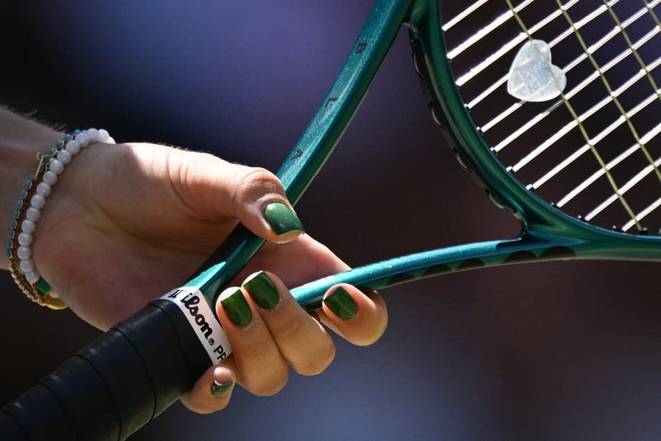 Detalhe das unhas e da raquete de Aryna Sabalenka em Wimbledon (foto: Kirill KUDRYAVTSEV / AFP)