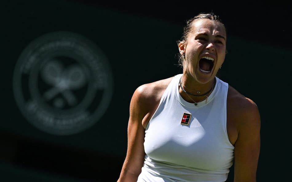 Aryna Sabalenka comemora em jogo contra Laura Siegemund em Wimbledon (foto: Kirill KUDRYAVTSEV / AFP)