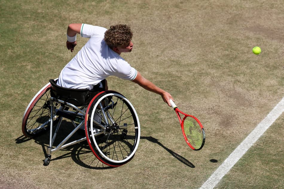 O inglês Ben Bartram em jogo contra o japonês Tokito Oda em Wimbledon (foto: Adrian Dennis / AFP)
