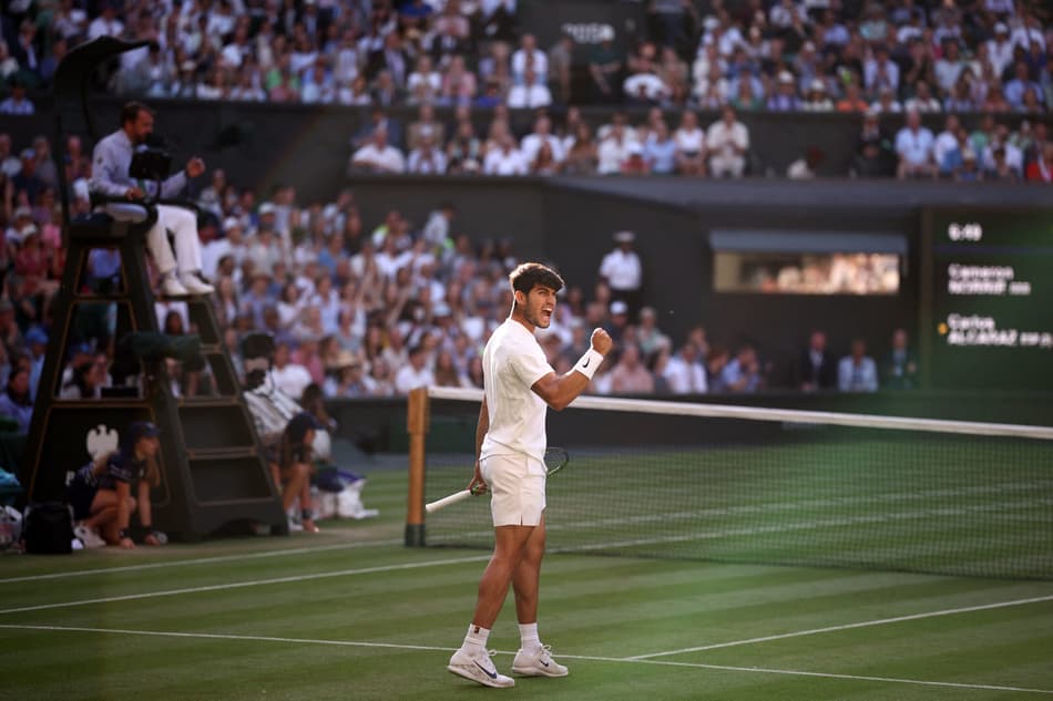 Carlos Alcaraz celebra após derrotar Cameron Norrie em Wimbledon (foto: HENRY NICHOLLS / AFP)