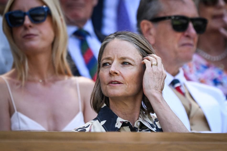 A atriz e diretora dos Estados Unidos Jodie Foster em Wimbledon (foto: Kirill KUDRYAVTSEV / AFP)
