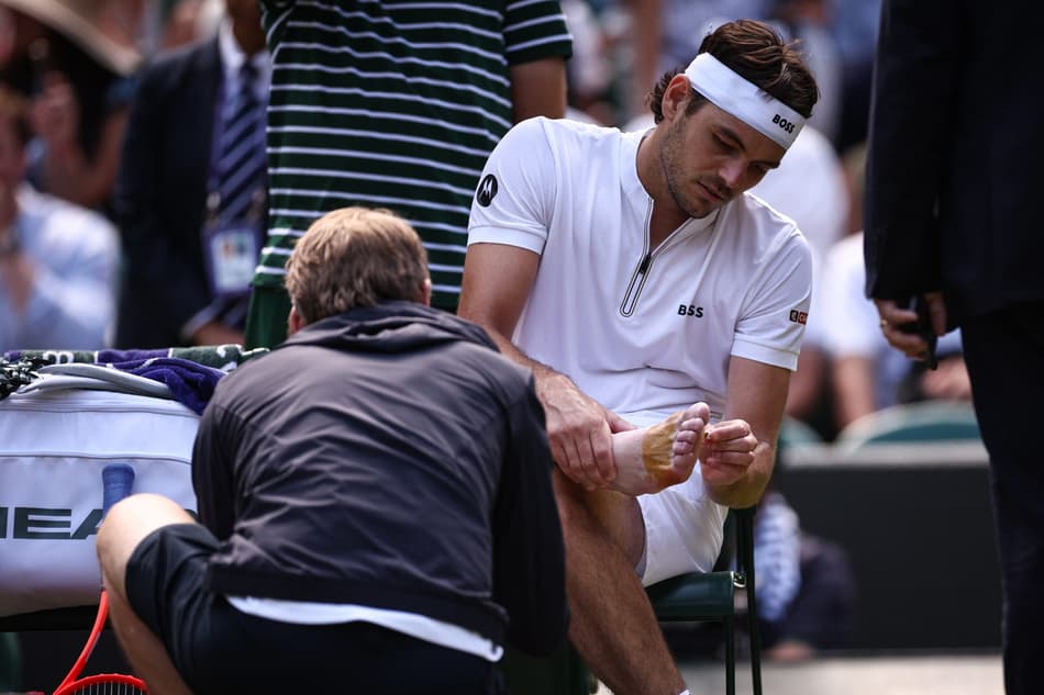 Taylor Fritz recebe atendimento mpedico durante jogo contra Karen Khachanov em Wimbledon (foto: HENRY NICHOLLS / AFP)
