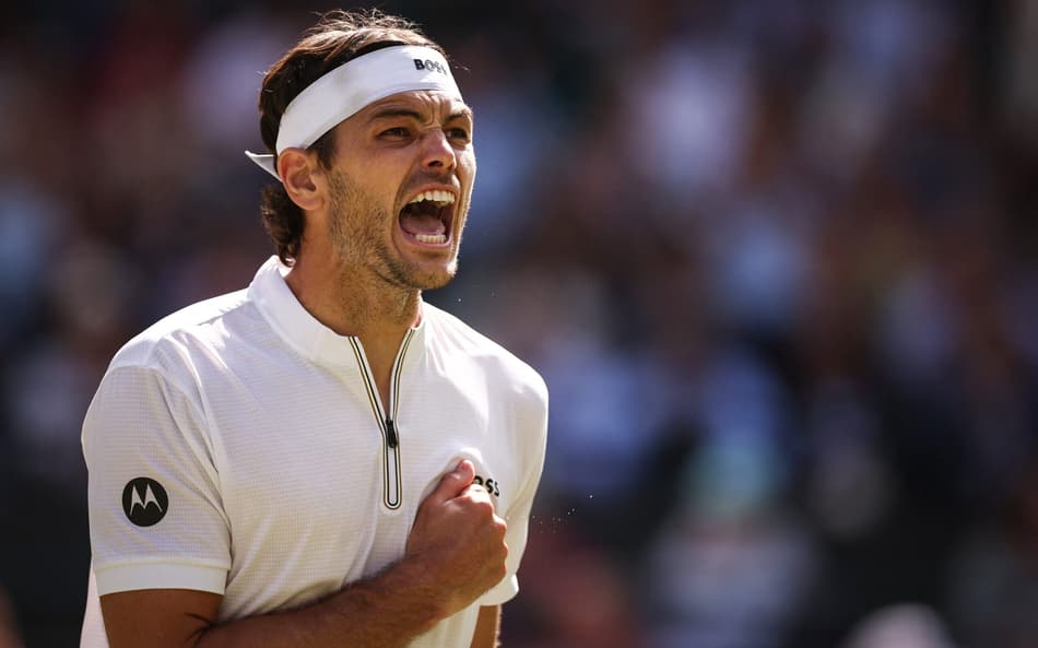 Taylor Fritz comemora a vitória sobre Karen Khachanov em Wimbledon (foto: HENRY NICHOLLS / AFP)