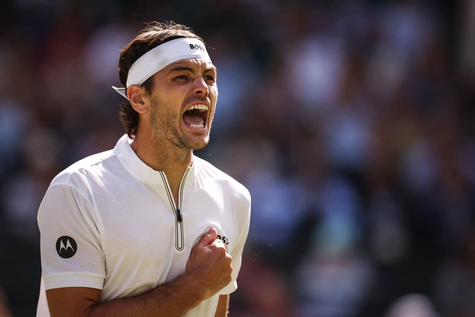 Taylor Fritz comemora a vitória sobre Karen Khachanov em Wimbledon (foto: HENRY NICHOLLS / AFP)