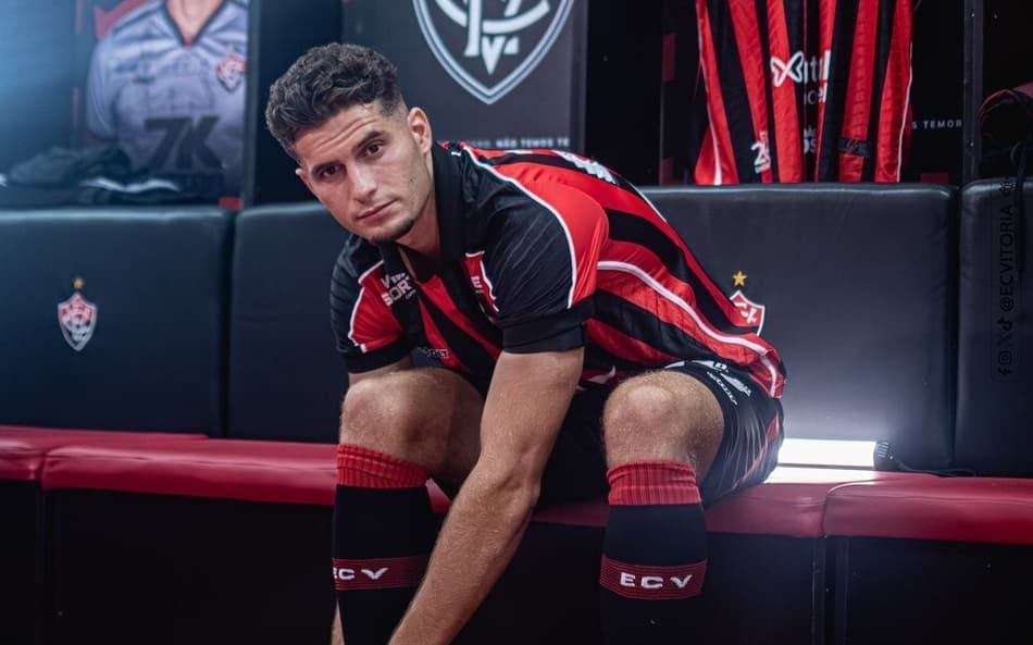 Rúben Rodrigues com a camisa do Vitória (Foto: Victor Ferreira / EC Vitória)