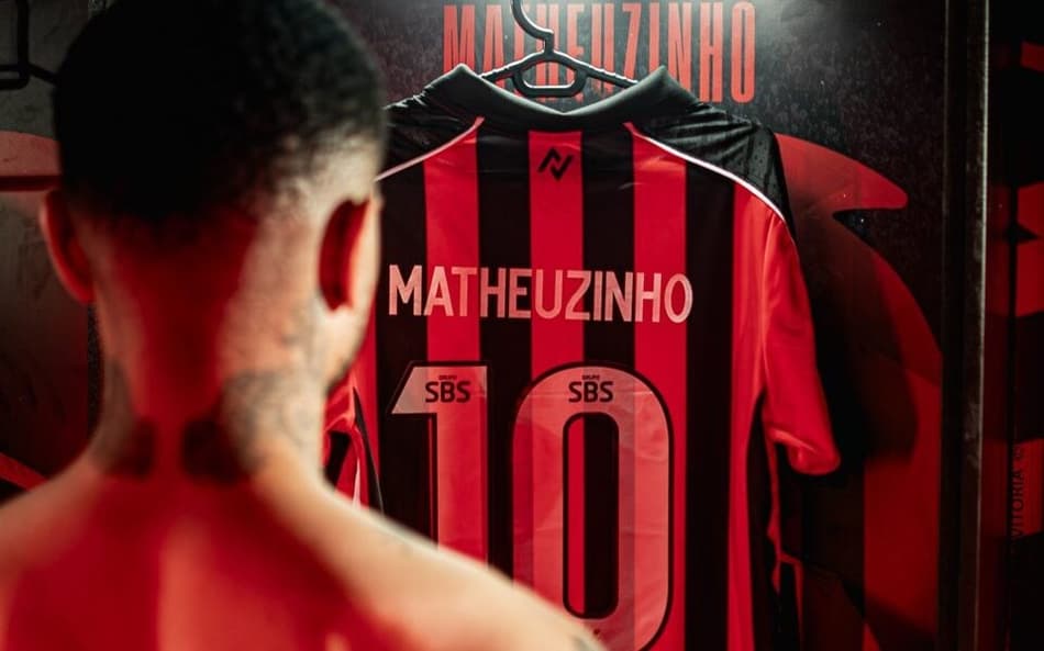 Matheuzinho em frente ao seu novo número (Foto: Victor Ferreira / EC Vitória)