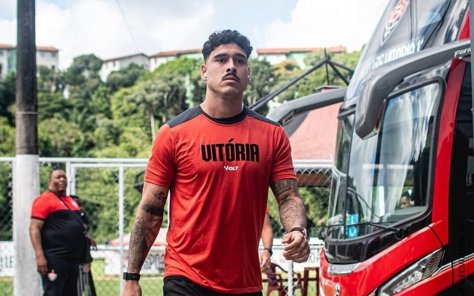 Lucas Halter chega ao Barradão para enfrentar o Bragantino (Foto: Victor Ferreira / EC Vitória)