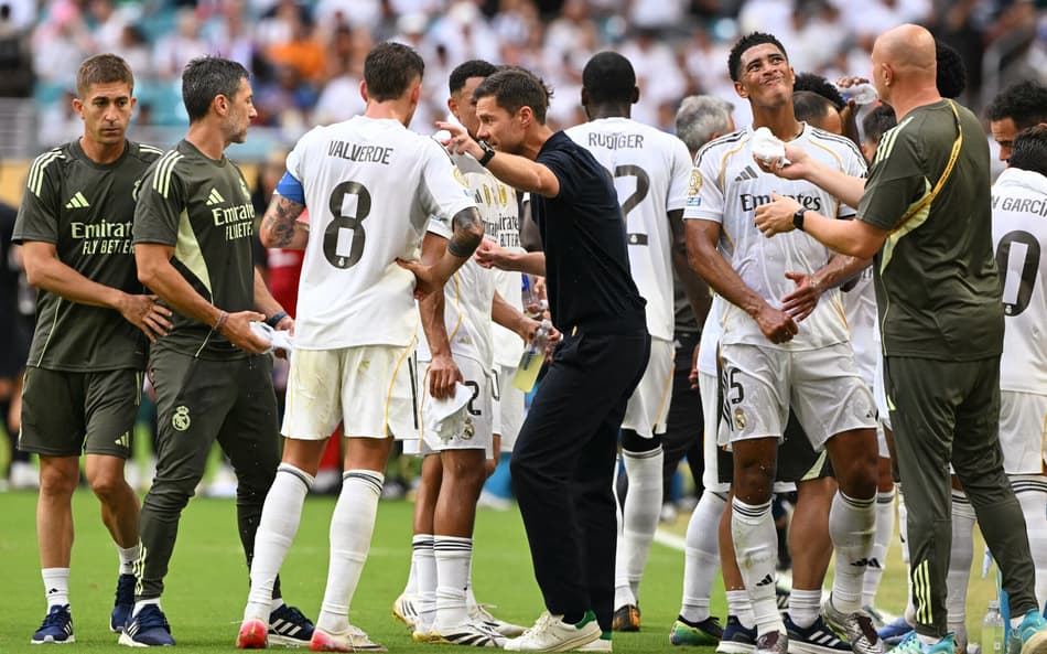 Xabi Alonso orienta jogadores do Real Madrid na parada técnica do Mundial