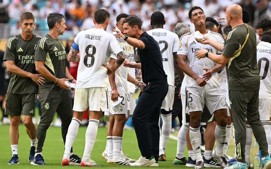 Xabi Alonso orienta jogadores do Real Madrid na parada técnica do Mundial