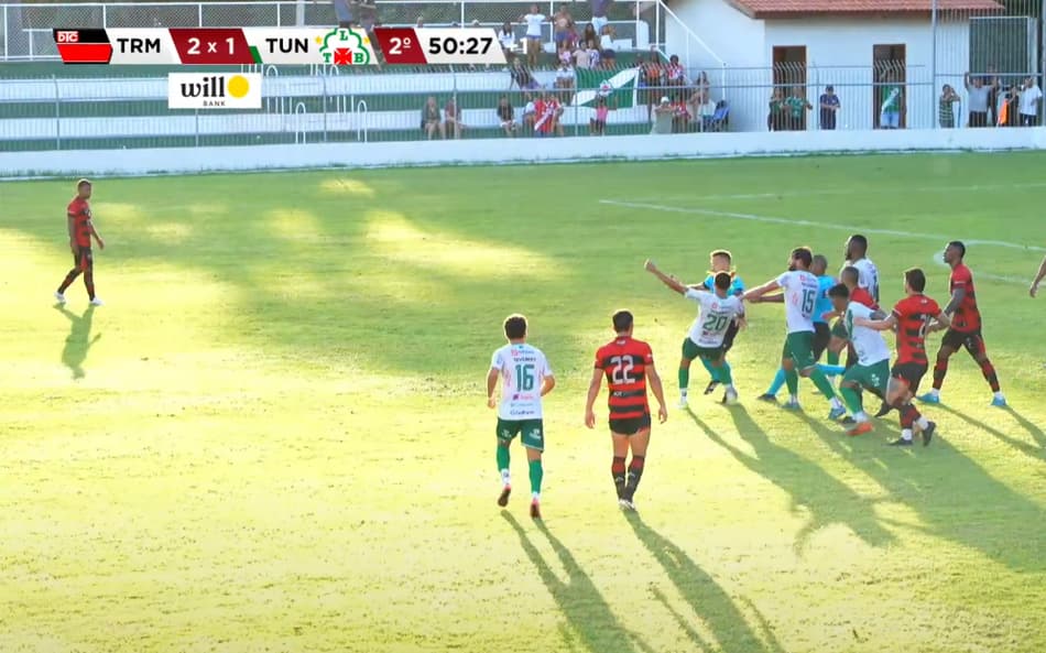 Jogador agride árbitros em jogo da Série D