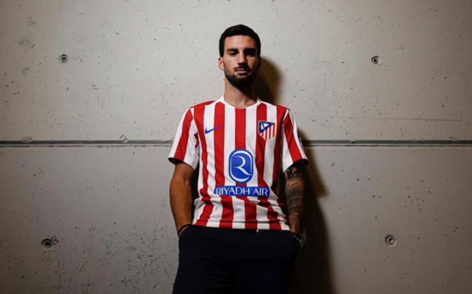 Álex Baena em apresentação pelo Atlético de Madrid (Foto: Reprodução/Atlético de Madrid)