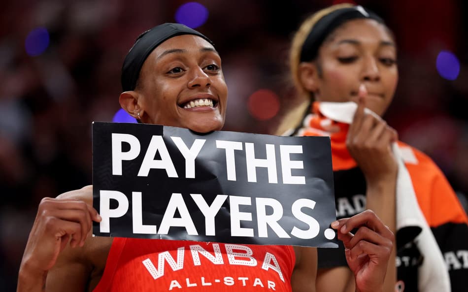 Brittney Sykes, do Washington Mystics, segurando placa no All-Star Game da WNBA com os dizeres: "Pague as jogadores" (Foto: Steph Chambers/Getty Images/AFP)