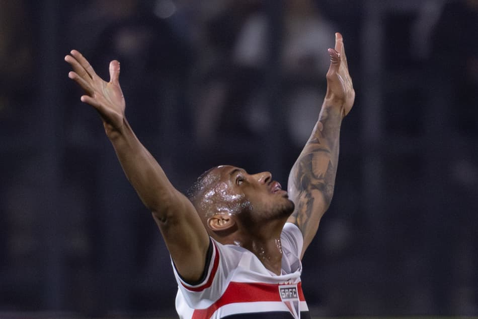 André Silva comemora gol no jogo do São Paulo contra o Bragantino