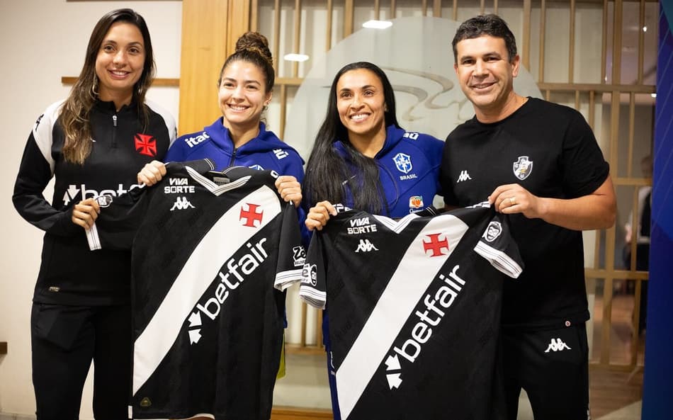 Marta e Angelina recebem camisas do Vasco em Quito durante a disputa da Copa América Feminina. (Foto: Matheus Lima/Vasco)