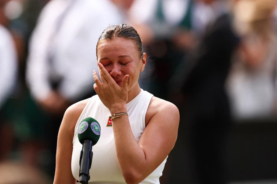Amanda Anisimova chora após derrota na final
