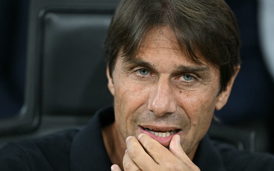 Antonio Conte no banco do Napoli (Foto: Gabriel Bouys / AFP)