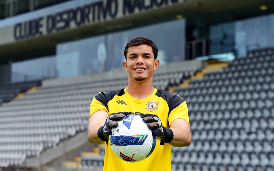 Kevyn Vinícius é apresentado pelo Nacional, de Portugal (Foto: Divulgação / CD Nacional)