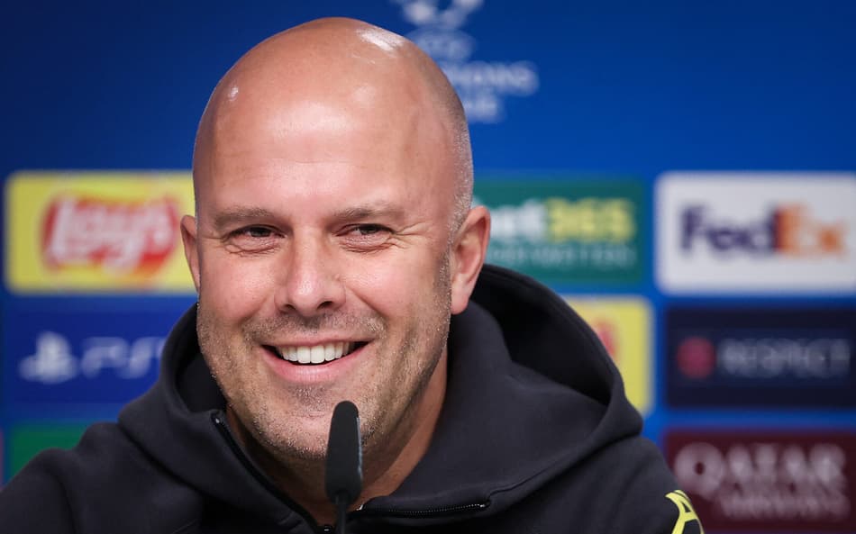 Arne Slot em coletiva do Liverpool (Foto: Ronny Hartmann / AFP)