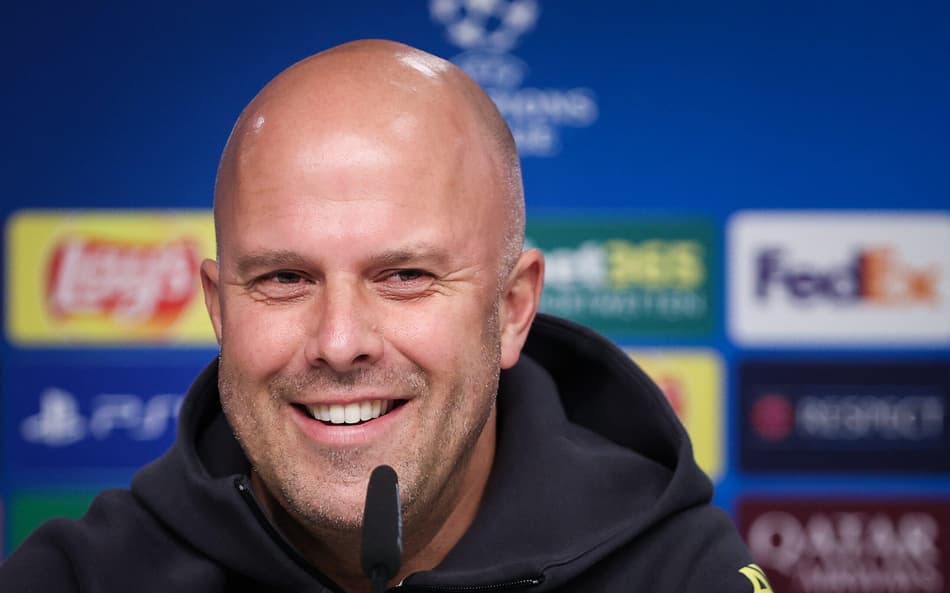 Arne Slot em coletiva do Liverpool (Foto: Ronny Hartmann / AFP)