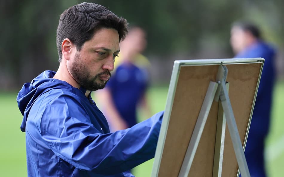 Arthur Elias durante treino de véspera de Brasil x Bolívia pela Copa América Feminina. (Foto: Lívia Villas Boas/ CBF)