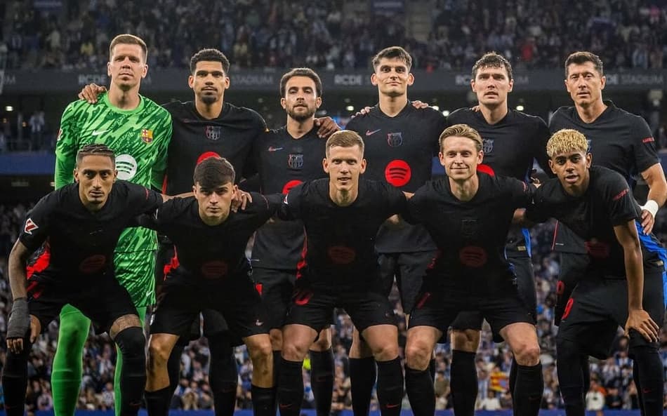 Jogadores do Barcelona contra o Espanyol, partida que marcou o título de La Liga