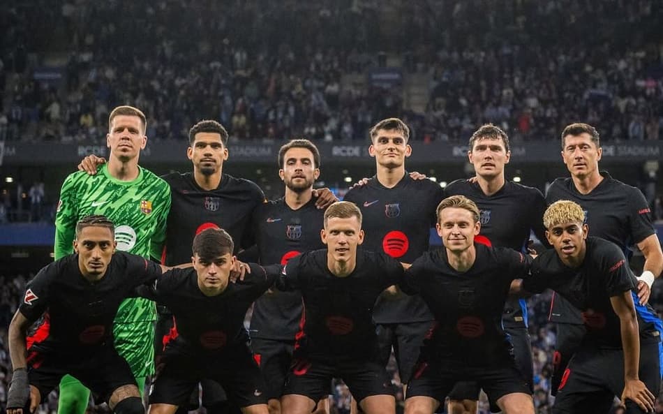Jogadores do Barcelona contra o Espanyol, partida que marcou o título de La Liga